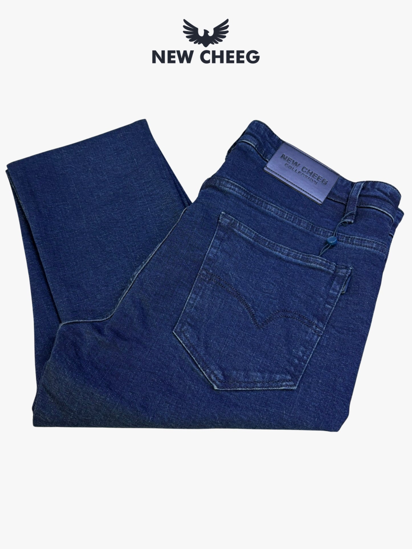 Jean brut bleu foncé pour homme, coupe droite confortable.