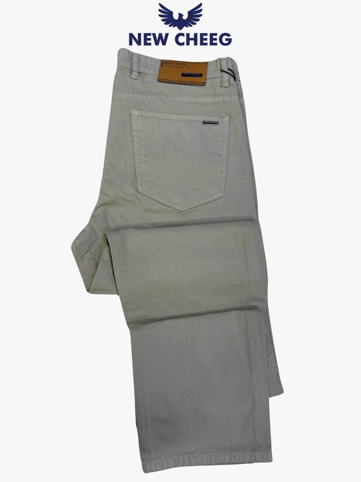 Pantalon en toile beige pour homme, coupe moderne et confortable.