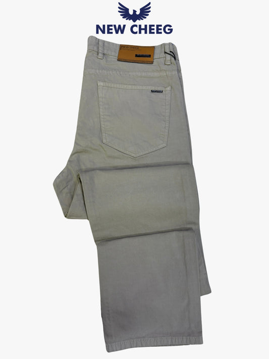 Pantalon en toile beige pour homme, coupe moderne et confortable.